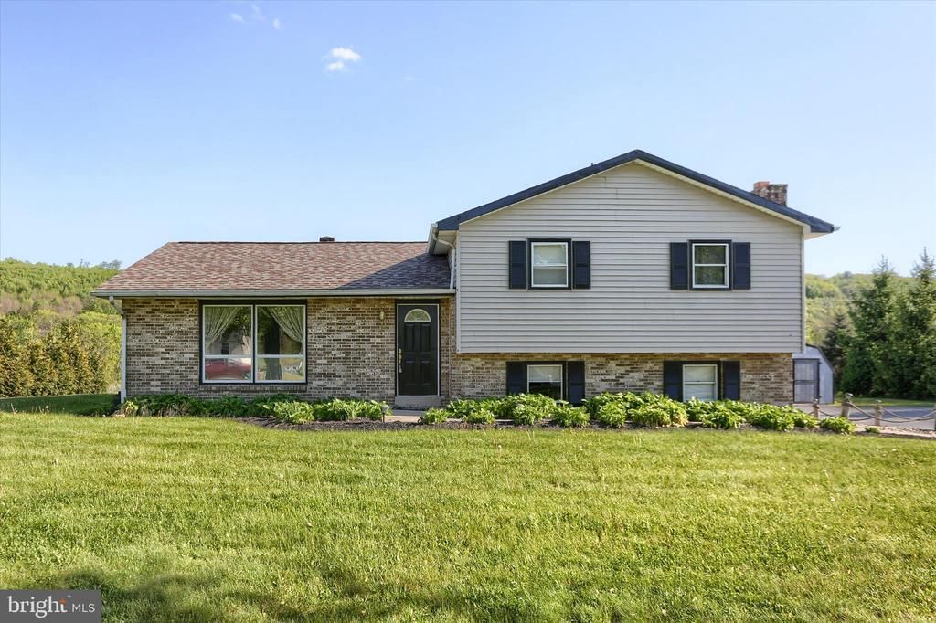 64 FAIRWAY DRIVE, JONESTOWN, PA 17038