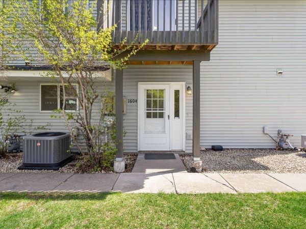 1604 Helmo Avenue N, Oakdale, MN 55128