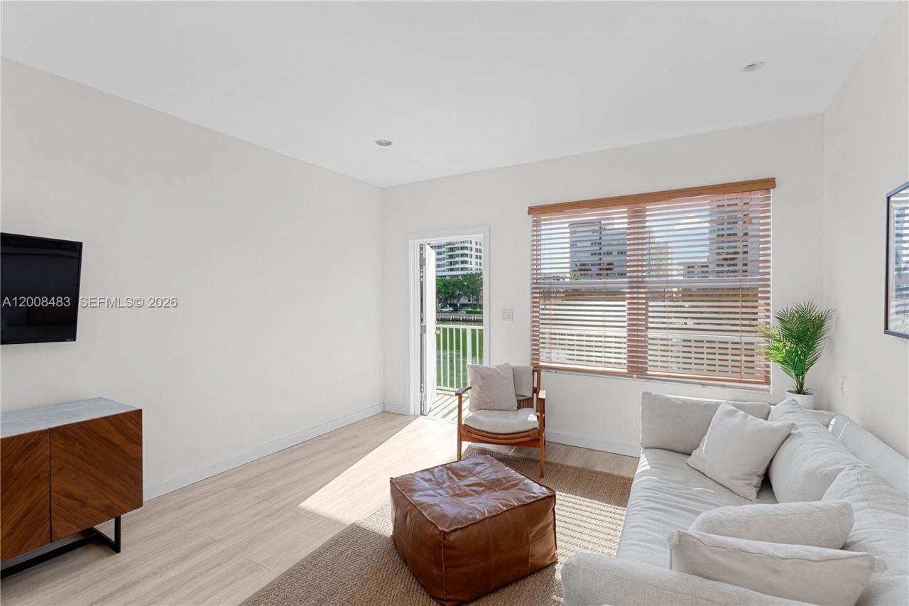 2445 Lake Pancoast Dr , Unit M, Miami Beach, FL 33140 Photo