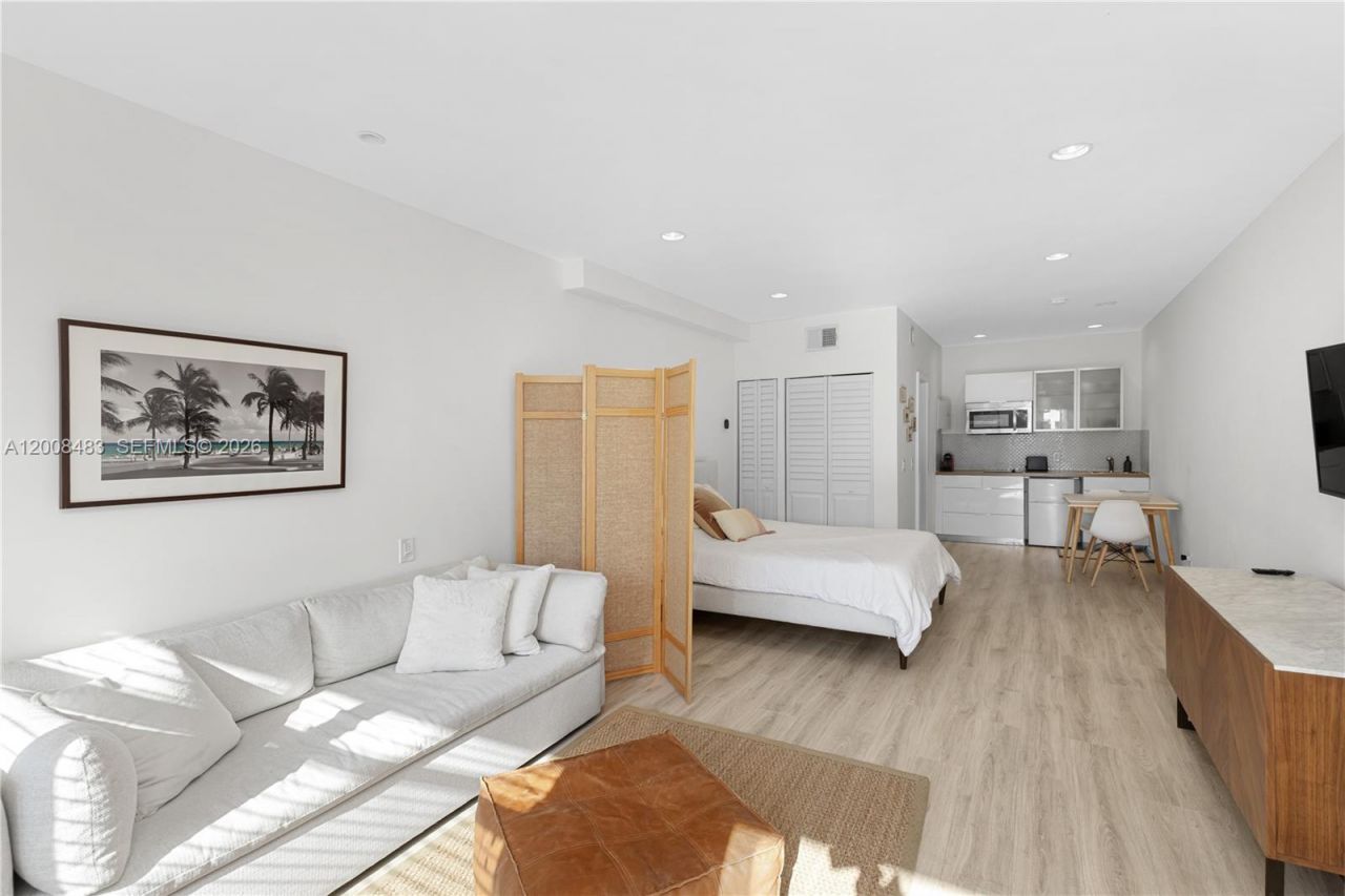 2445 Lake Pancoast Dr , Unit M, Miami Beach, FL 33140 Photo