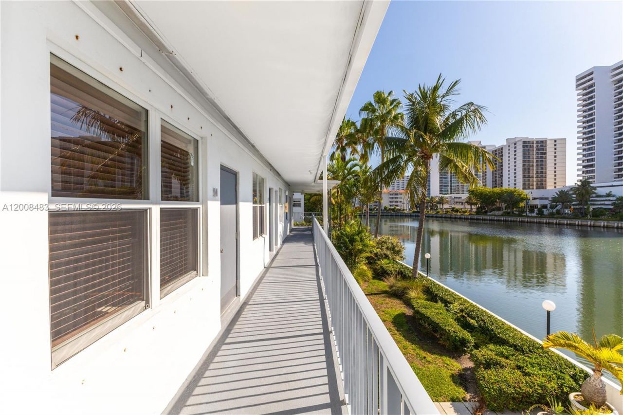 2445 Lake Pancoast Dr , Unit M, Miami Beach, FL 33140 Photo