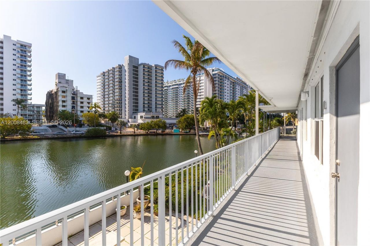 2445 Lake Pancoast Dr , Unit M, Miami Beach, FL 33140 Photo
