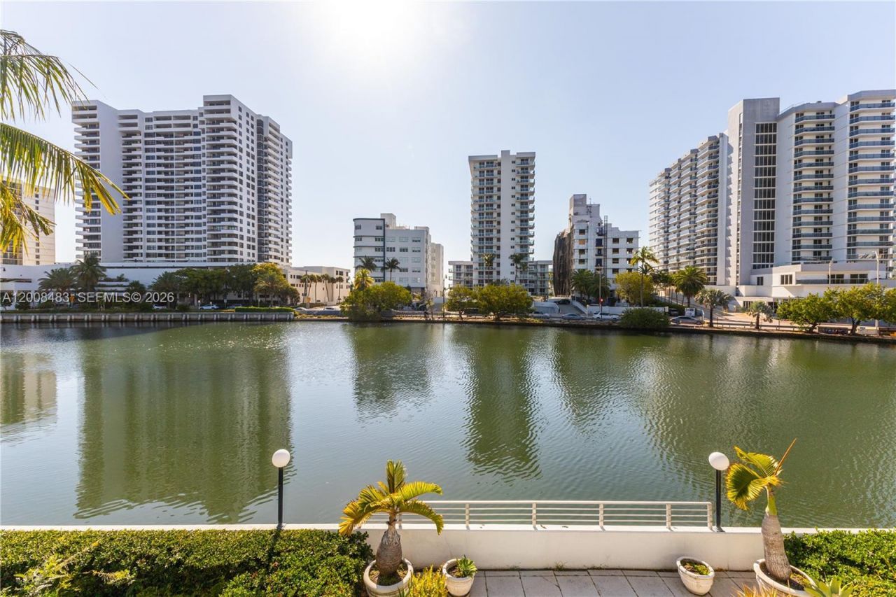 2445 Lake Pancoast Dr , Unit M, Miami Beach, FL 33140 Photo