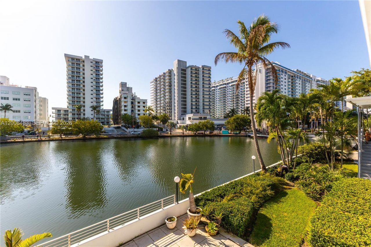 2445 Lake Pancoast Dr , Unit M, Miami Beach, FL 33140 Photo