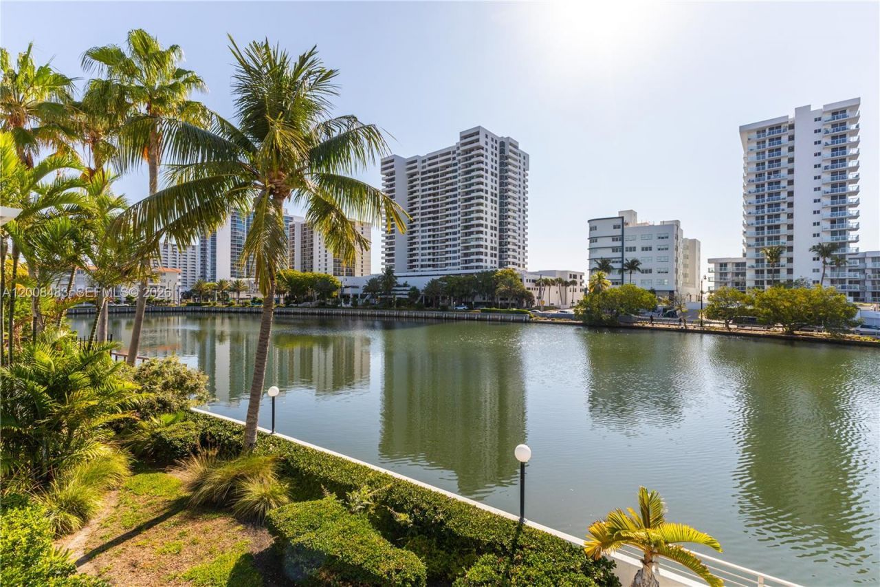 2445 Lake Pancoast Dr , Unit M, Miami Beach, FL 33140 Photo