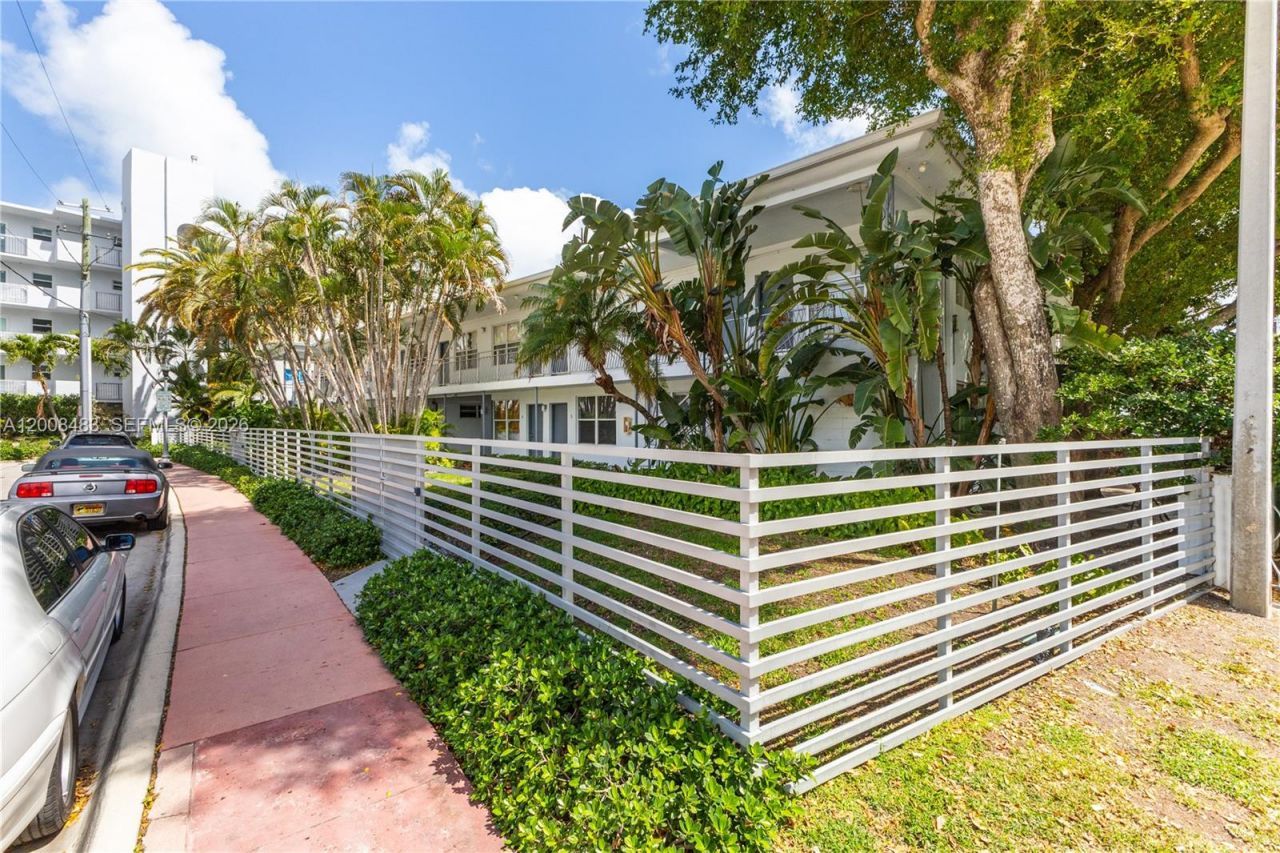 2445 Lake Pancoast Dr , Unit M, Miami Beach, FL 33140 Photo