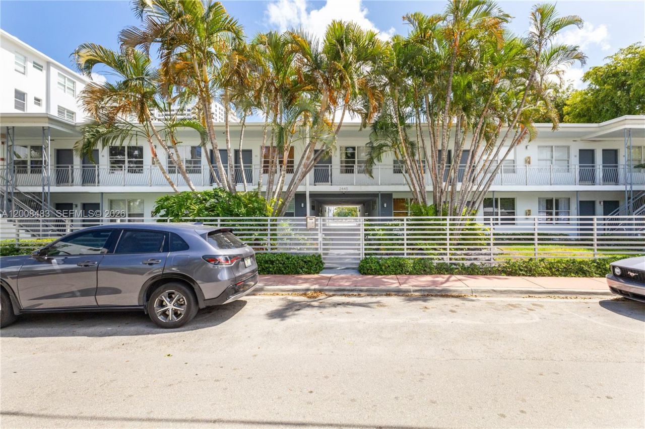 2445 Lake Pancoast Dr , Unit M, Miami Beach, FL 33140 Photo