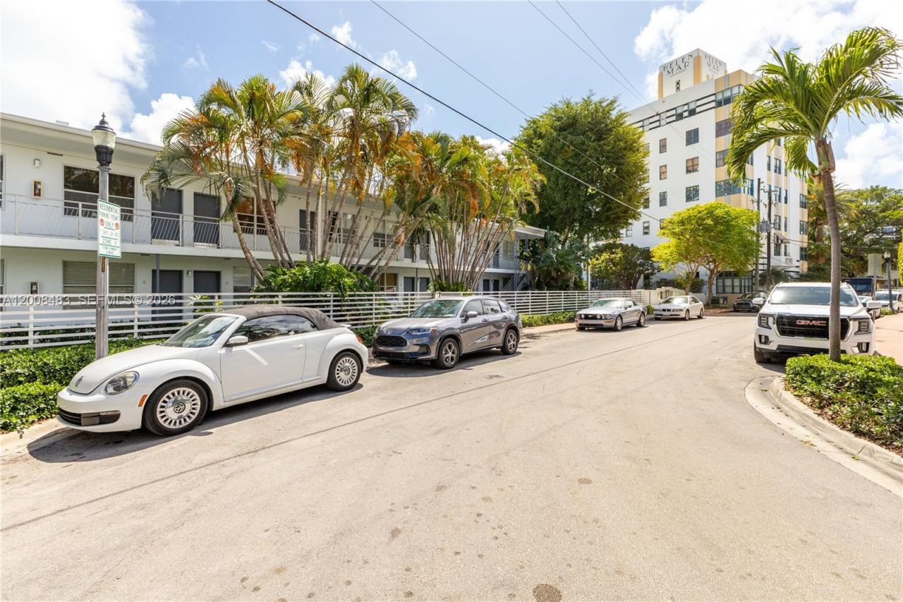 2445 Lake Pancoast Dr , Unit M, Miami Beach, FL 33140 Photo