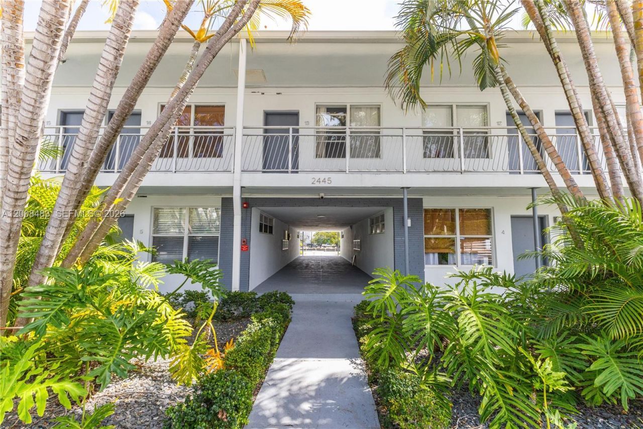 2445 Lake Pancoast Dr , Unit M, Miami Beach, FL 33140 Photo