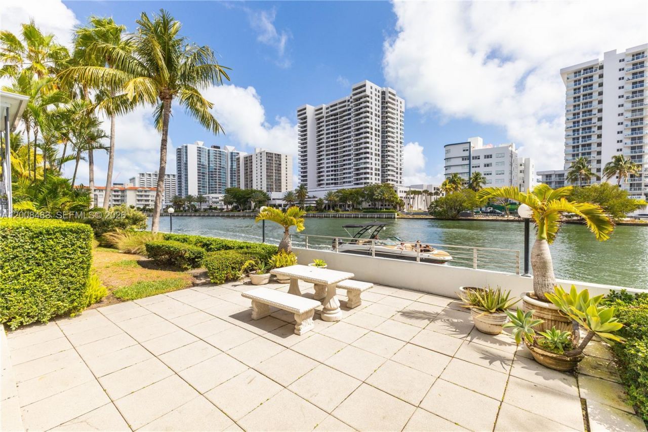 2445 Lake Pancoast Dr , Unit M, Miami Beach, FL 33140 Photo