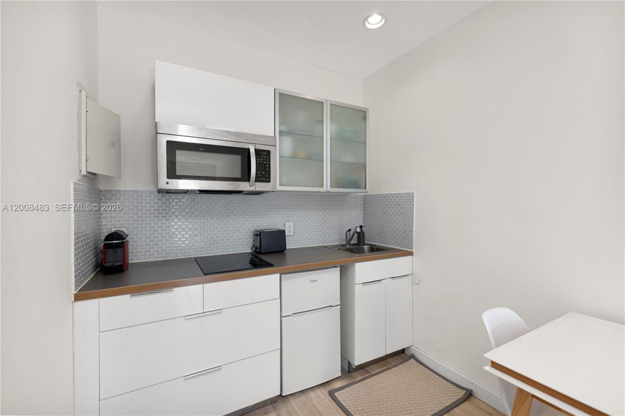 2445 Lake Pancoast Dr , Unit M, Miami Beach, FL 33140 Photo