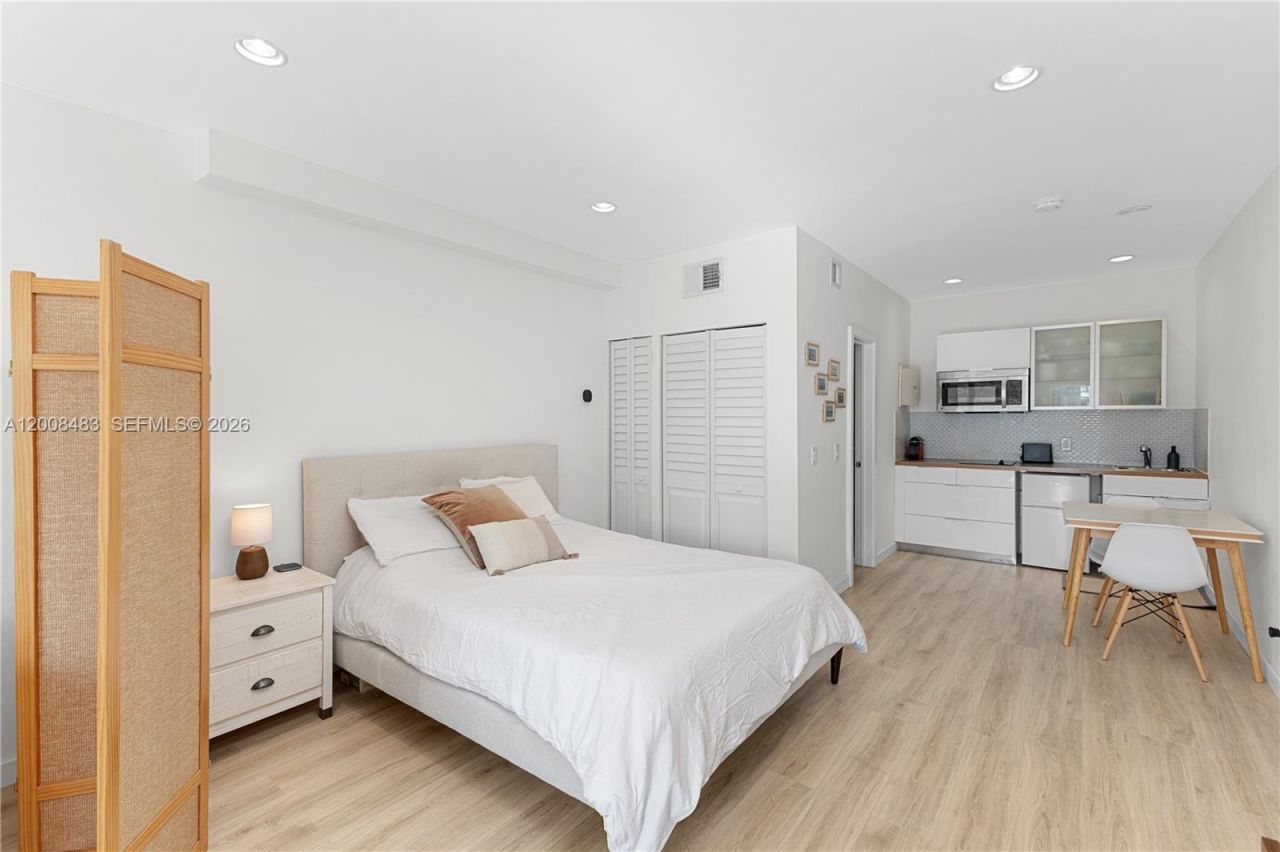 2445 Lake Pancoast Dr , Unit M, Miami Beach, FL 33140 Photo