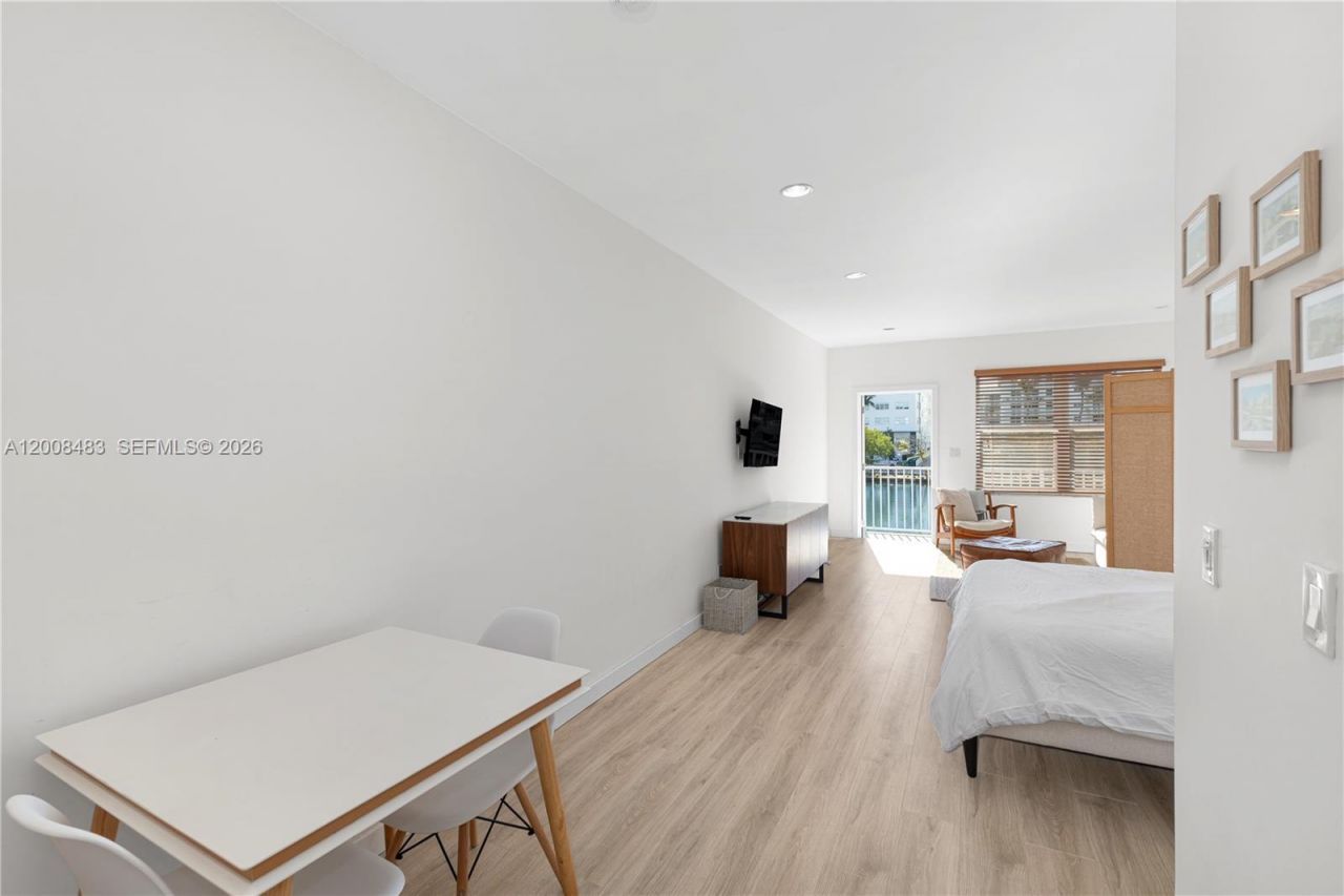 2445 Lake Pancoast Dr , Unit M, Miami Beach, FL 33140 Photo