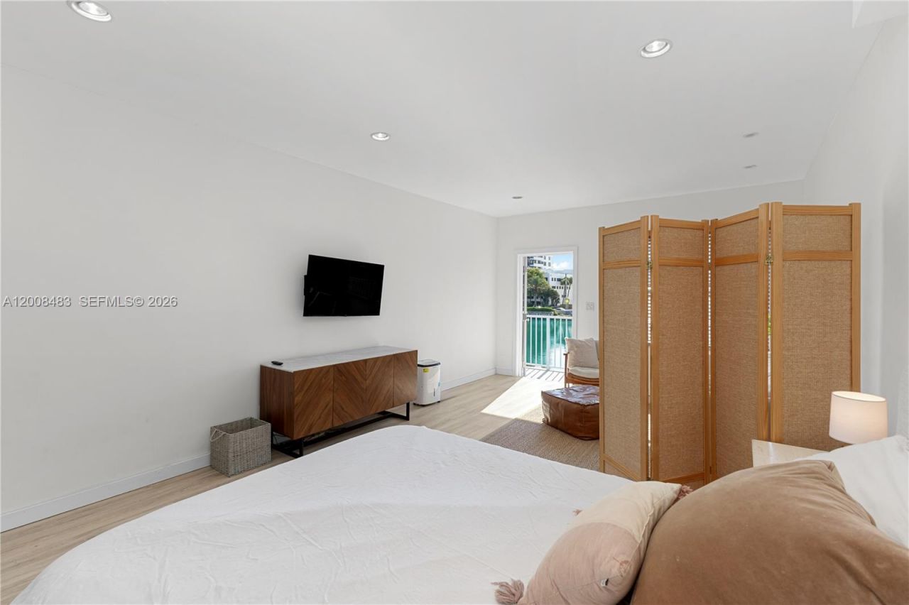 2445 Lake Pancoast Dr , Unit M, Miami Beach, FL 33140 Photo