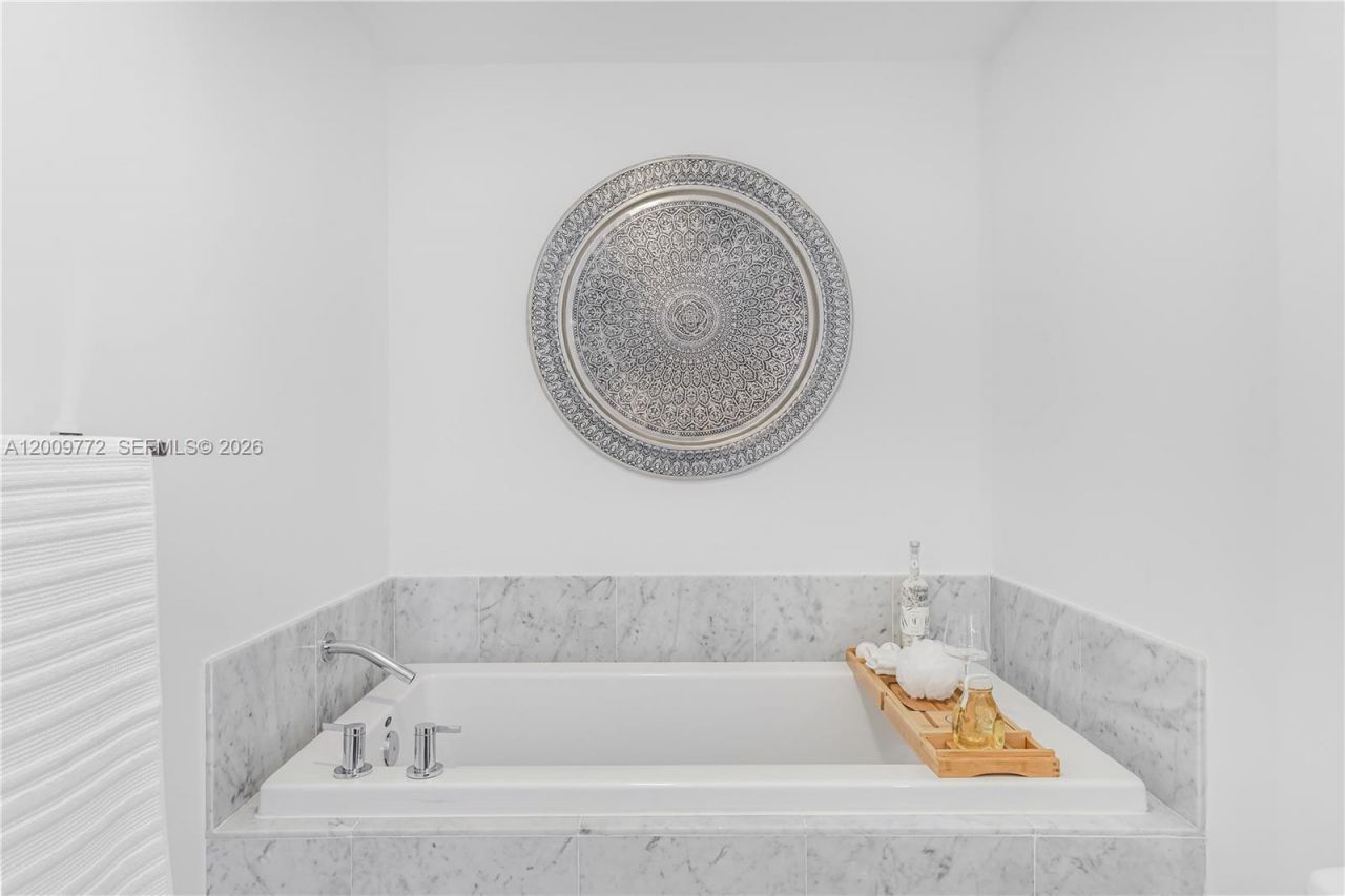 253 NE 2nd St , Unit 1606, Miami, FL 33132 Photo