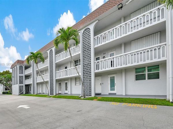 400 SE 10th St, Unit 105, Deerfield Beach, FL 33441
