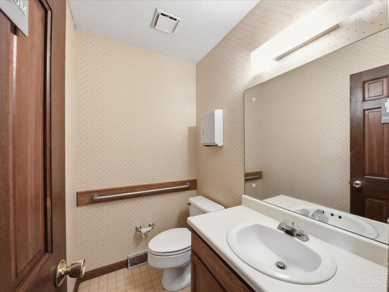 136 N Breiel Boulevard, Middletown, OH 45042 Photo 22