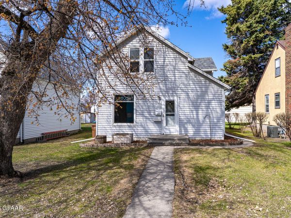 417 2ND Avenue NE, East Grand Forks, MN 56721