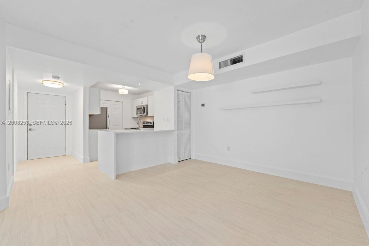 903 NE 199th St , Unit 104, Miami, FL 33179 Photo