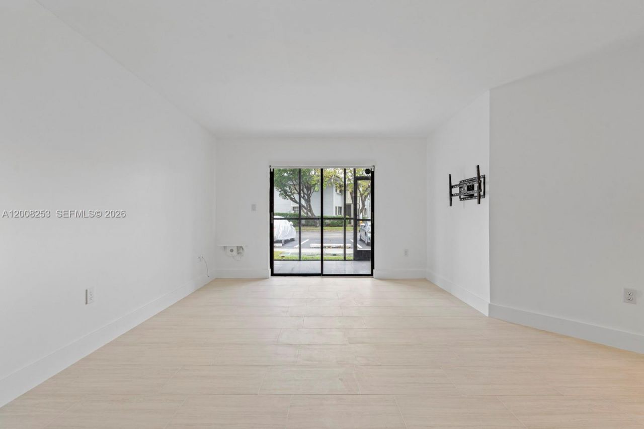 903 NE 199th St , Unit 104, Miami, FL 33179 Photo