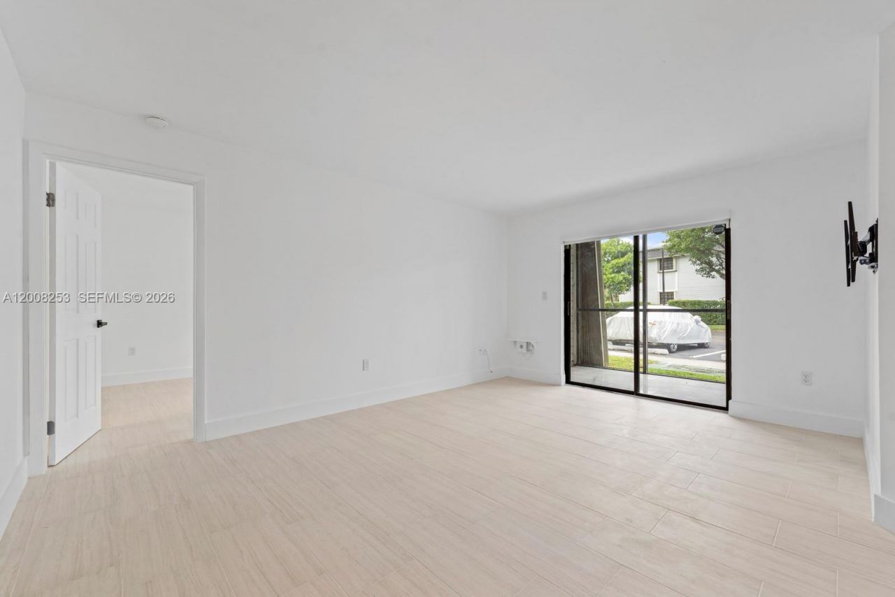 903 NE 199th St , Unit 104, Miami, FL 33179 Photo
