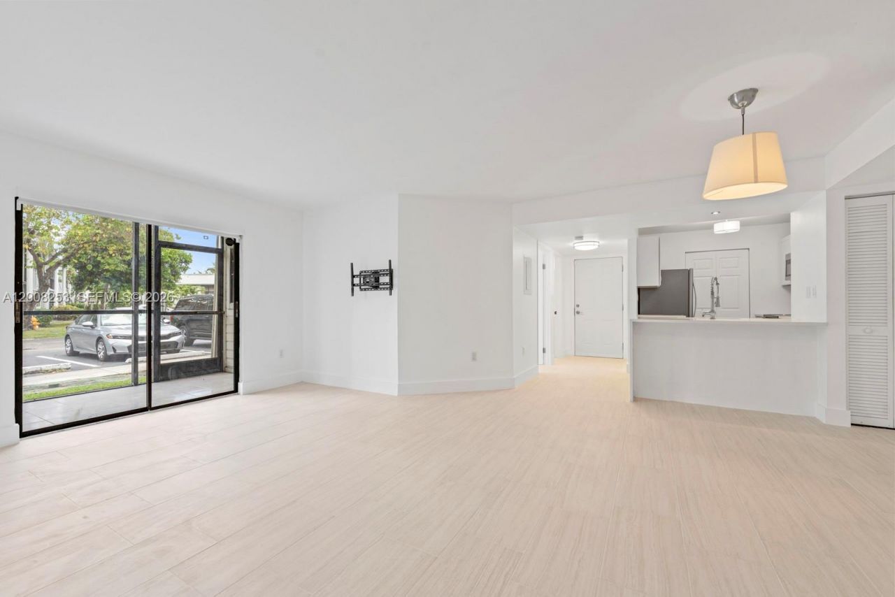 903 NE 199th St , Unit 104, Miami, FL 33179 Photo