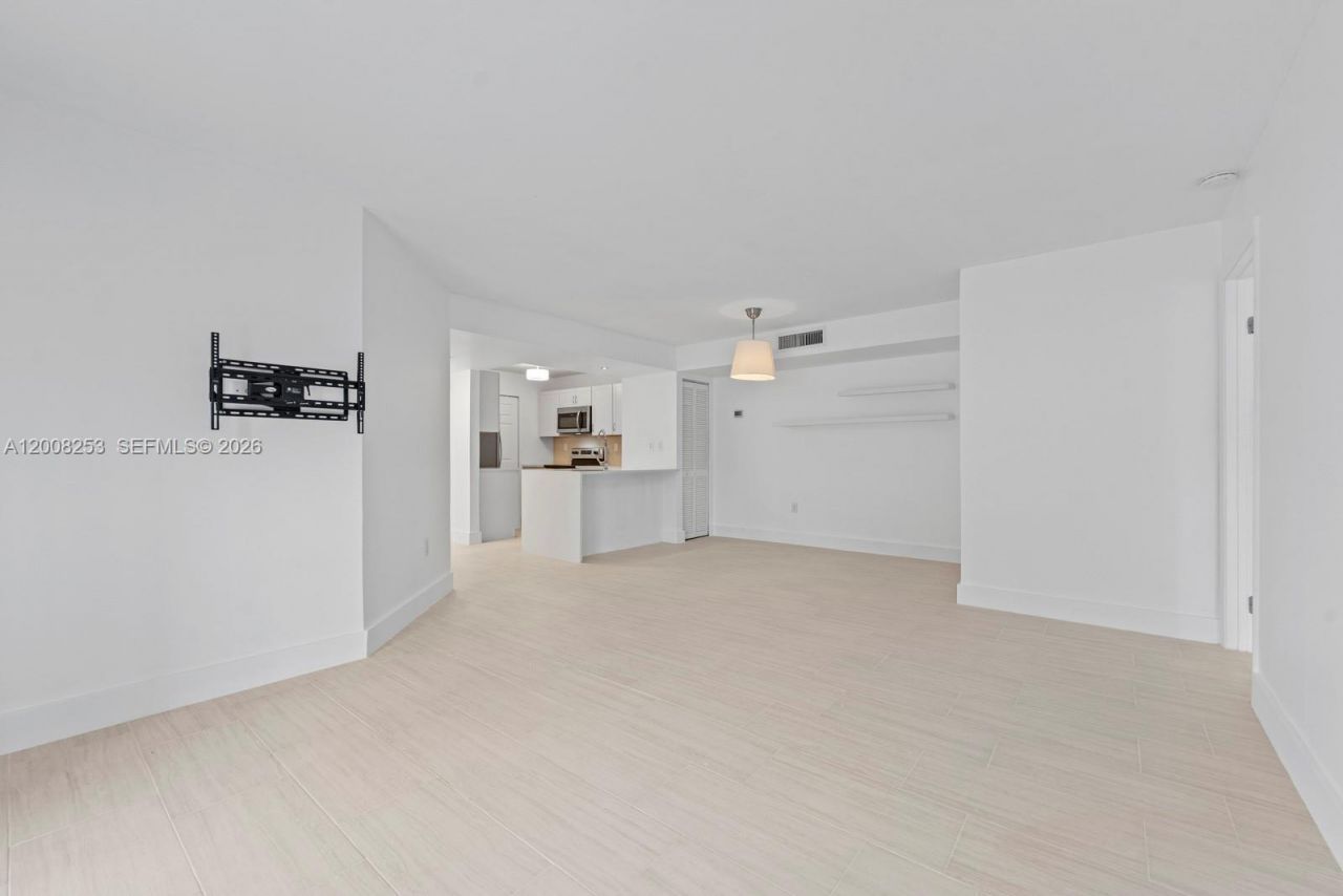 903 NE 199th St , Unit 104, Miami, FL 33179 Photo