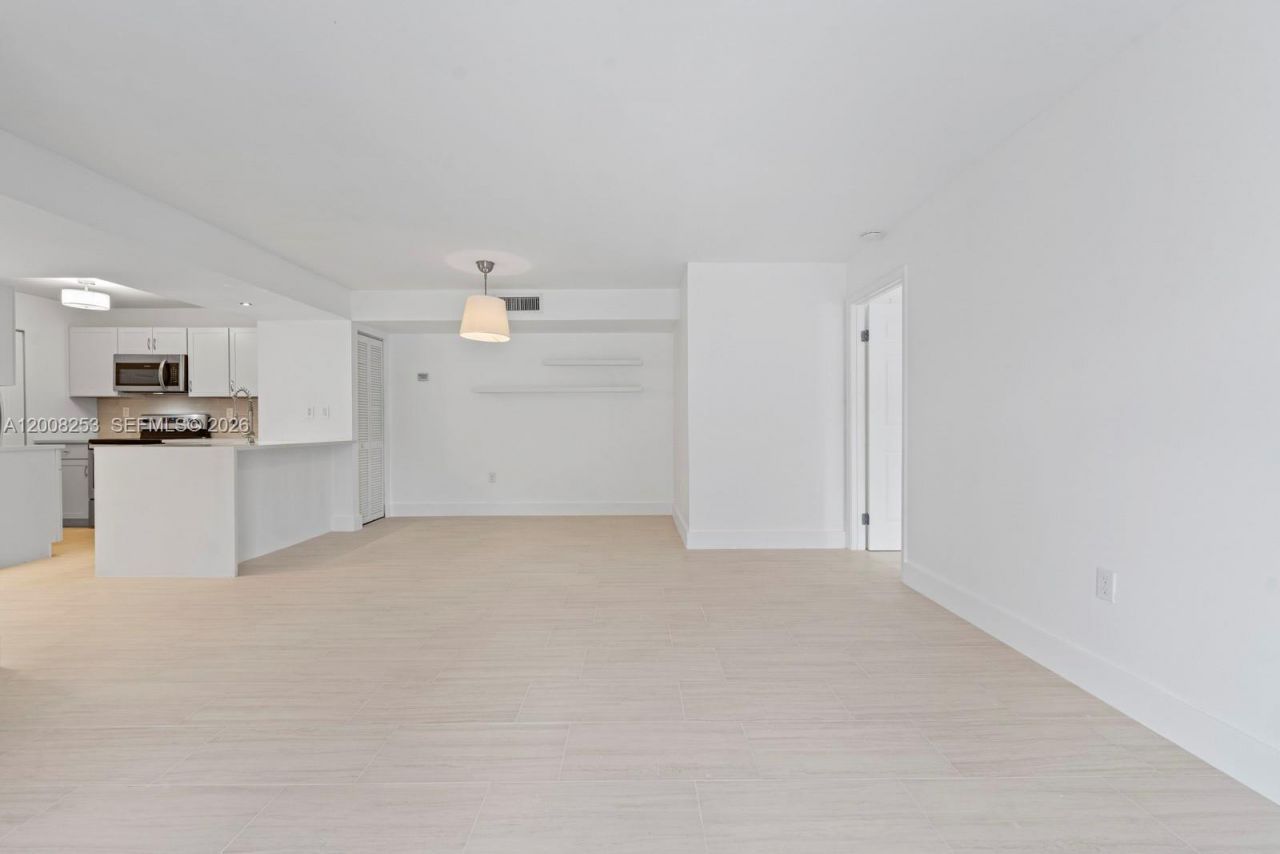 903 NE 199th St , Unit 104, Miami, FL 33179 Photo
