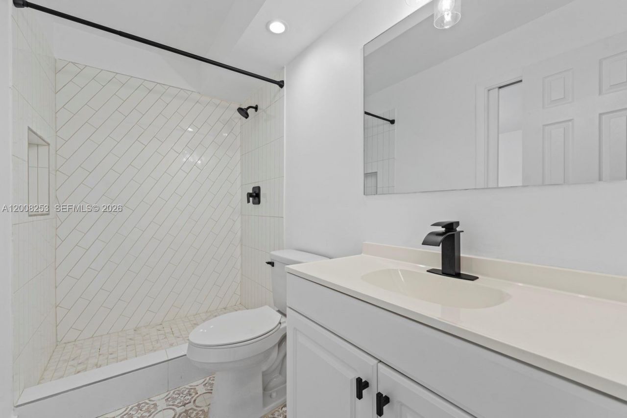 903 NE 199th St , Unit 104, Miami, FL 33179 Photo