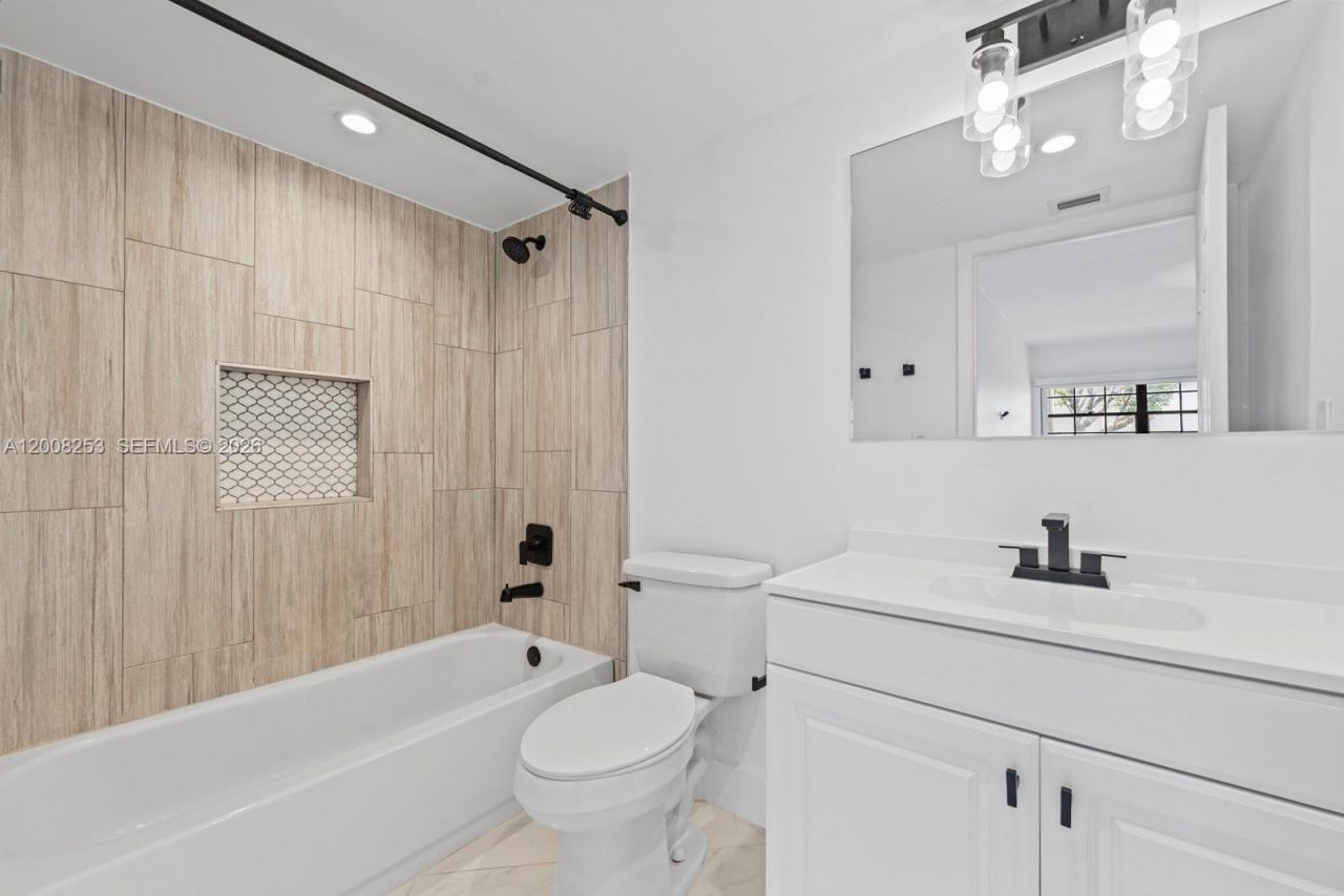 903 NE 199th St , Unit 104, Miami, FL 33179 Photo