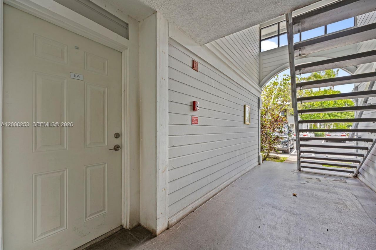 903 NE 199th St , Unit 104, Miami, FL 33179 Photo