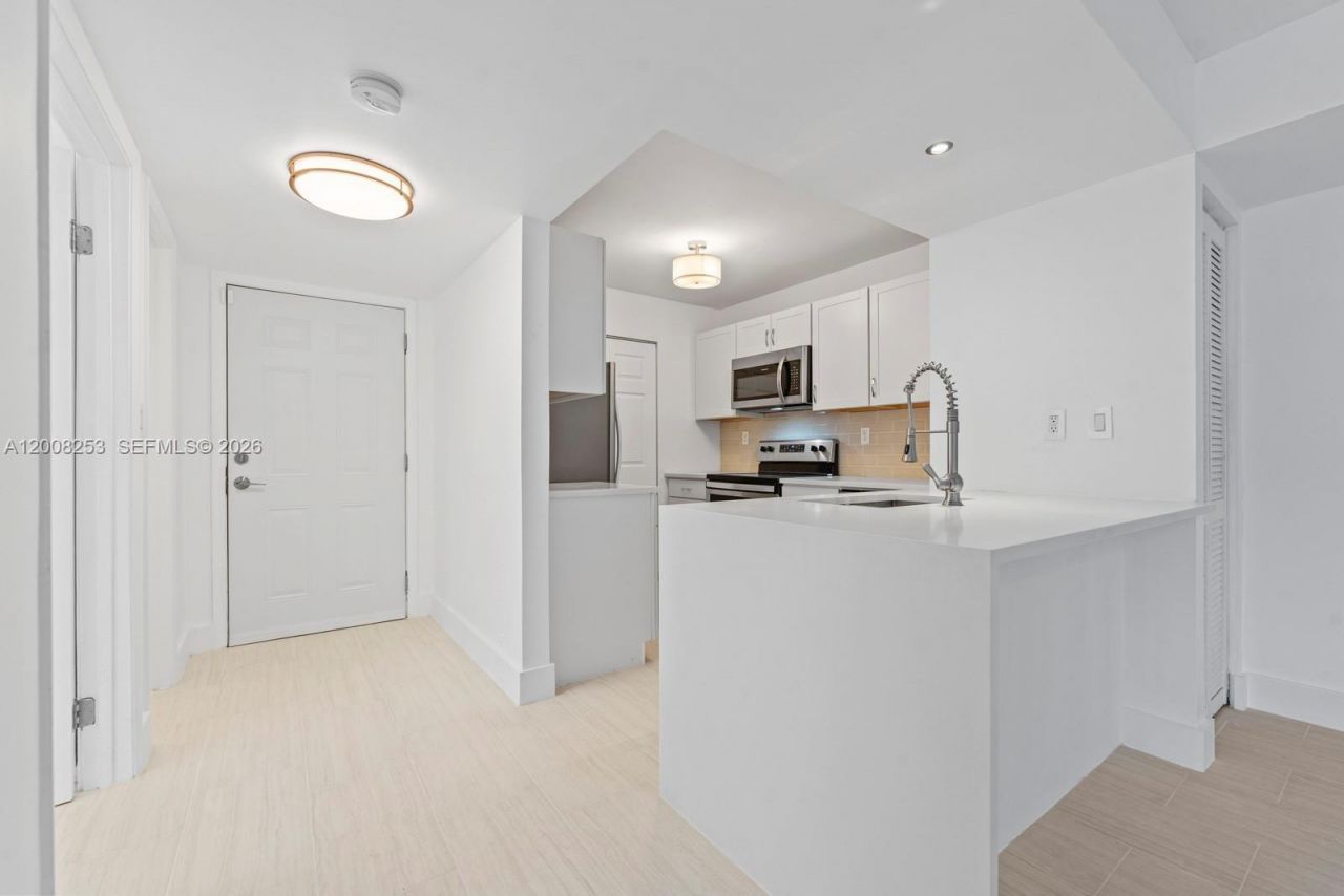 903 NE 199th St , Unit 104, Miami, FL 33179 Photo