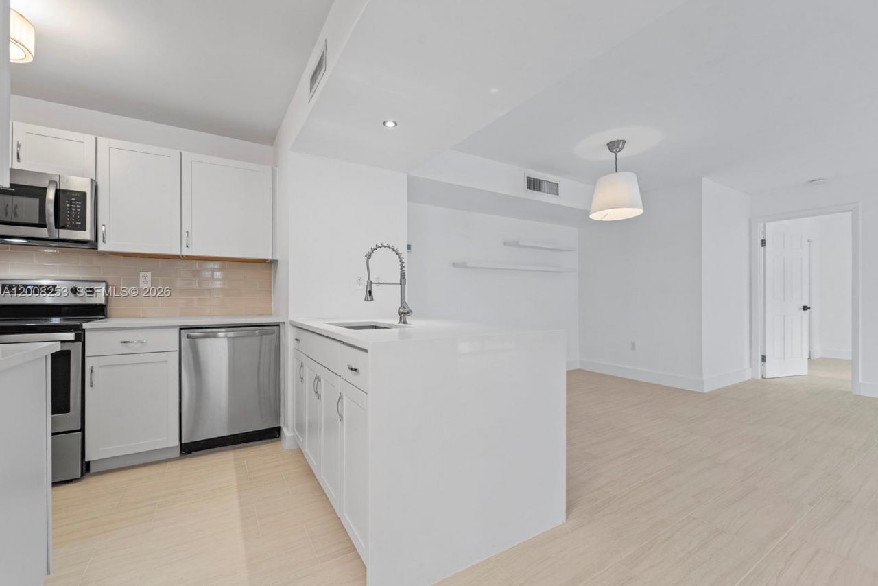 903 NE 199th St , Unit 104, Miami, FL 33179 Photo