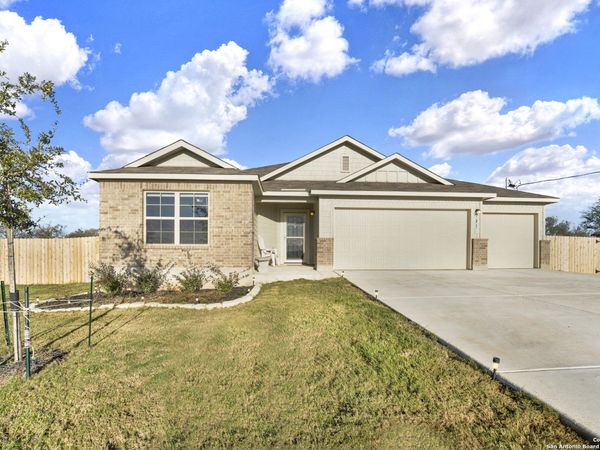 121 Cheyenne Dr, Floresville, TX 78114