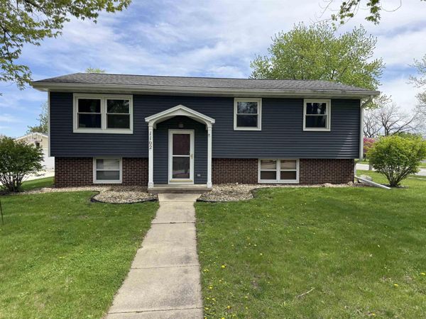 1102 Woodring Drive, Waverly, IA 50677