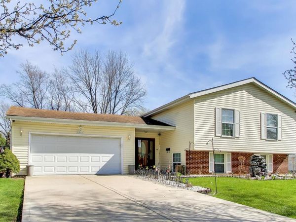 2215 S BRADFORD Drive, Wheaton, IL 60189
