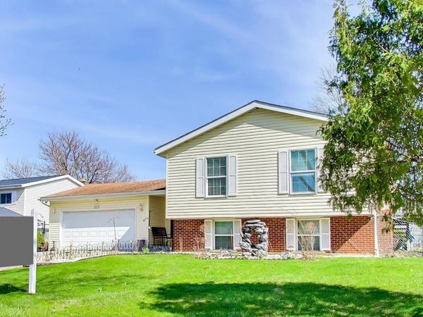 2215 S BRADFORD Drive, Wheaton, IL 60189