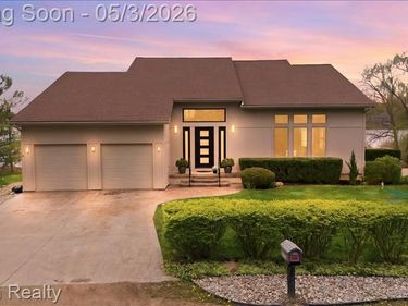 11677 Old Hamburg Road, Hamburg Twp, MI 48189