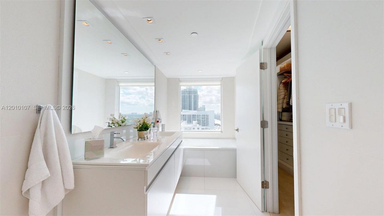 5025 Collins Ave, Unit 2206, Miami Beach, FL 33140 Photo