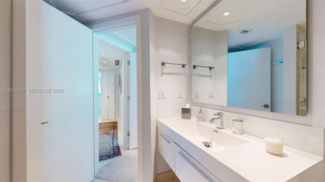 5025 Collins Ave , Unit 2206, Miami Beach, FL 33140 Photo