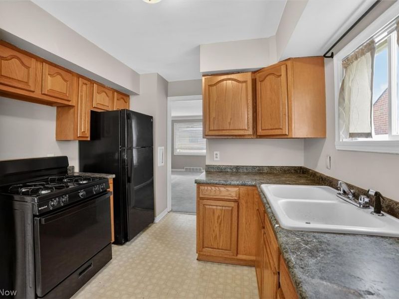 10721 Plymouth Avenue , Garfield Heights, OH 44125 Photo 8