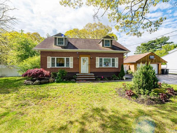 78 Cedar Oaks Avenue, Farmingville, NY 11738