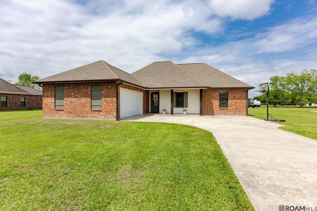 6785 Lone Oak Dr, Erwinville, LA 70729 Main Photo