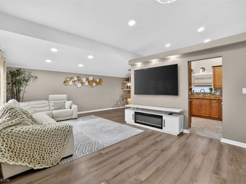 1178 Golden Gate Boulevard, Mayfield Heights, OH 44124 Photo 5