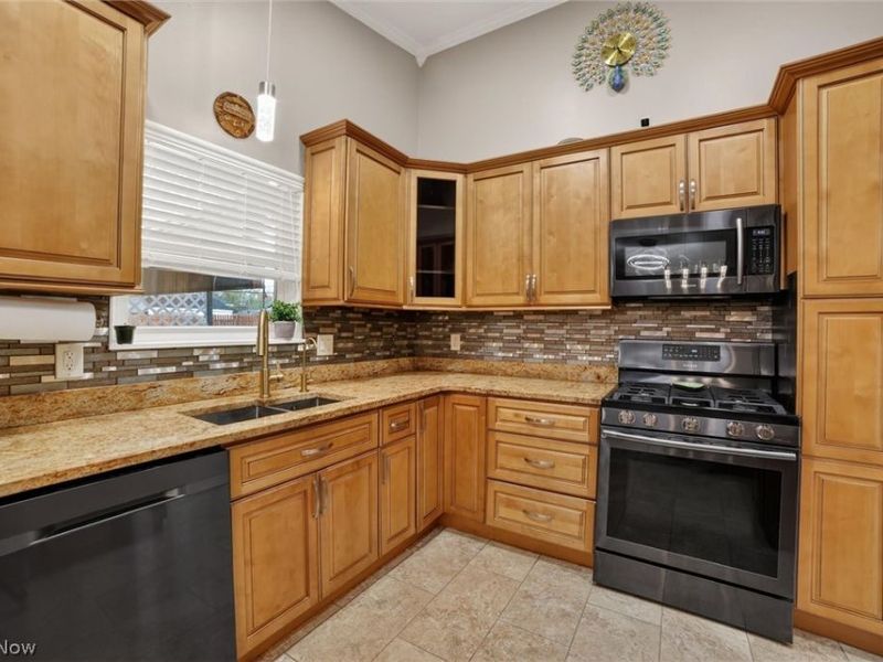 1178 Golden Gate Boulevard, Mayfield Heights, OH 44124 Photo 8