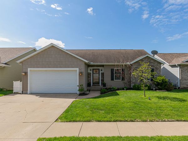 4 FRONTIER Court, Le Claire, IA 52753