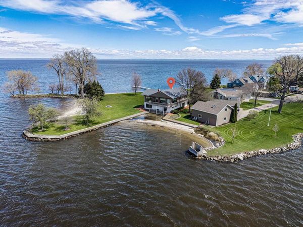 2384 HICKORY LANE, Oshkosh, WI 54901