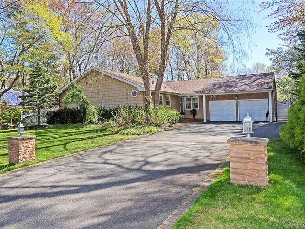 395 Ridgefield Road , Hauppauge, NY 11788