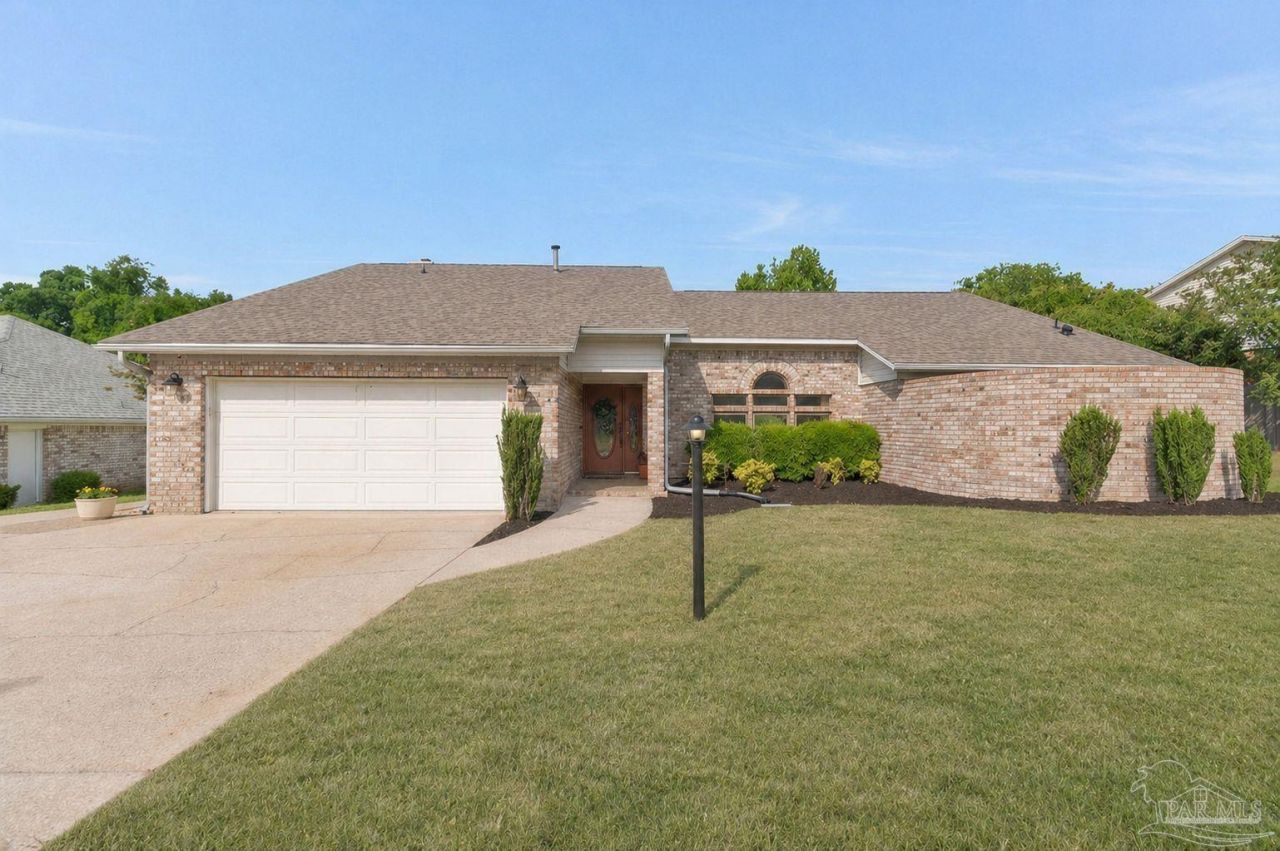 2221 Oxford Dr, Pensacola, FL 32503 Main Photo