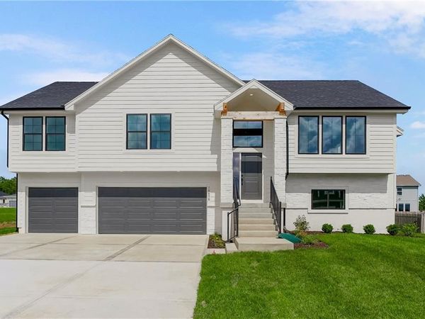 8485 Eagle Creek Drive, De Soto, KS 66018